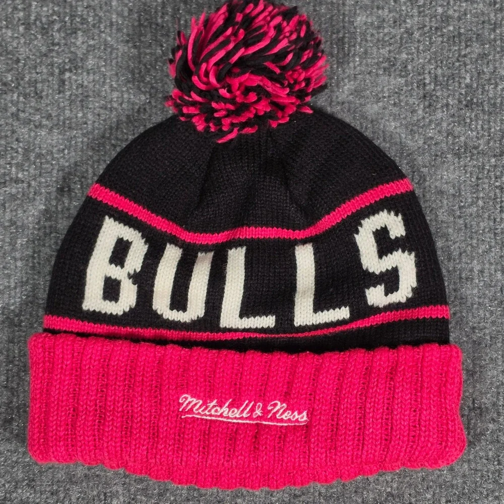 Mitchell & Ness Chicago Bulls Beanie Pink Black Knit Pom Pom Hat KJ46Z 061000